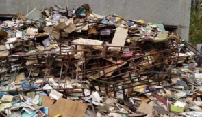 У Маріуполі на подвір’ї школи загарбники палили українські підручники
